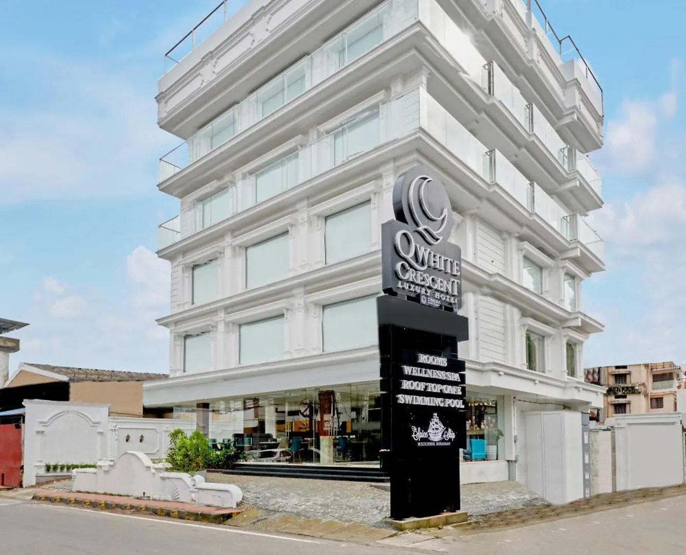 Q-White Crescent Hotel Kochi